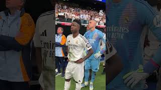Download lagu Try not to cry 😭 Ancelotti gets emotional to tears in his Real Madrid farewell 👏 mp3