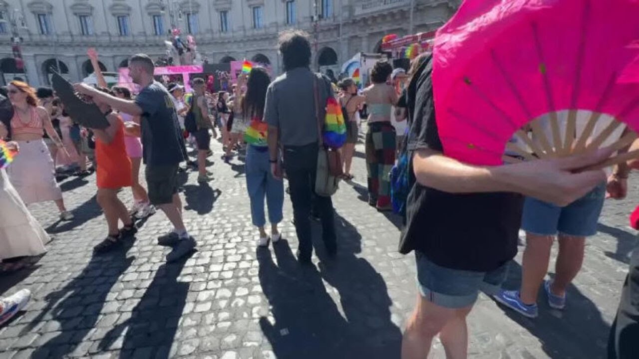 In migliaia in piazza al corteo del Roma Pride con bandiere e ventagli arcobaleno