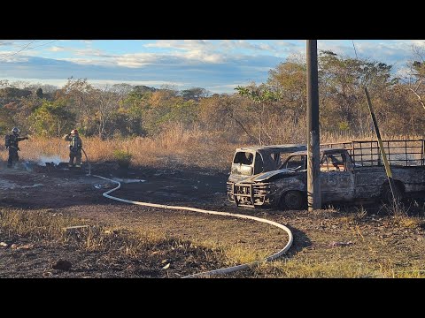 UN VORAZ INCEDIO REDUJO A CENIZAS DOS  VEHÍCULOS EN SAN MATIAS, LA LIBERTAD NORTE.