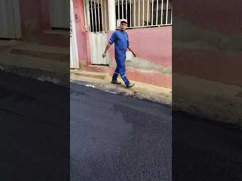 🚧 Rua Santo Agostinho recebe asfaltamento em Viçosa-MG | Máquinas e equipes trabalham na obra