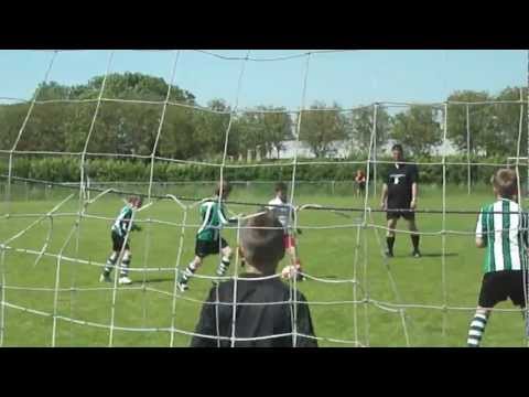 Rot Weiss Essen U9 schiet op de lat (intern. F1-toernooi vv Tricht 2012)