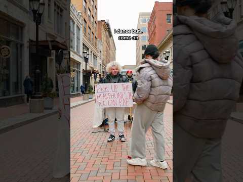 Man’s bodied his verse in TWO languages 🥶 #pickuptheheadphones #streetperformer #freestyle #imight