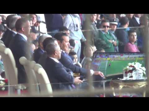 بابتسامة جميلة هكذا رد الأمير مولاي رشيد على جمهور الرجاء بعد المطالبة بالحرية للكابو زكرياء سكوادرا