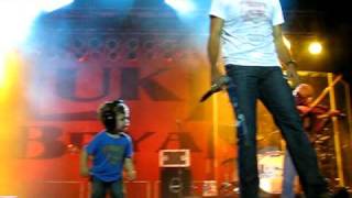 Luke Bryan&#39;s son Bo dancing as his daddy sings &quot;Country Man&quot;