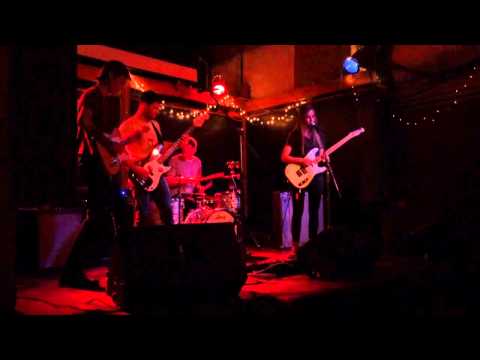 Bully (the band)-Shark Tooth (live)