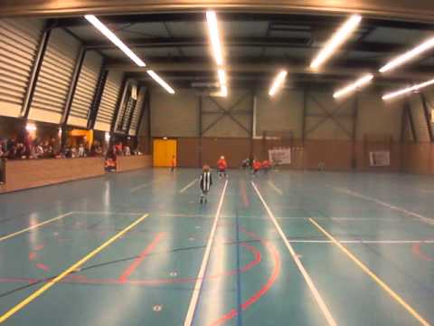 Rhelico F3 scoort de 1-1 tegen Tricht F4 in de zaal (28-12-2011)