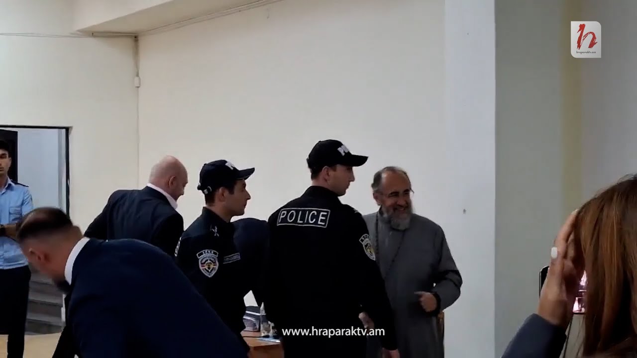 Ինչպես է Միքայել Սրբազանը դահլիճում շփվում հոգևորականների հետ