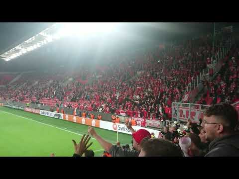 Slavia Prag vs. Union Berlin Mannschaft wird nach dem Spiel gefeiert