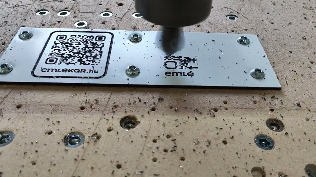 QR kód marása Dibond lemezbe