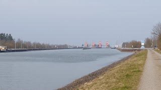 preview picture of video 'Scharnebeck, Germany: Elbe-Seitenkanal beim Schiffshebewerk (Boat/Ship Lift) - 4K Video Photo'