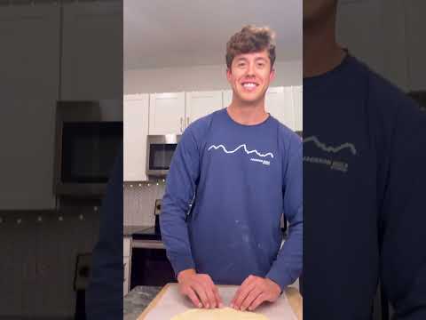 This macro-friendly Pepperoni Pizza recipe allows you to enjoy a guiltless pizza night #shorts