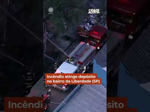 Incêndio atinge depósito no bairro da Liberdade (SP) #Shorts #CidadeAlerta