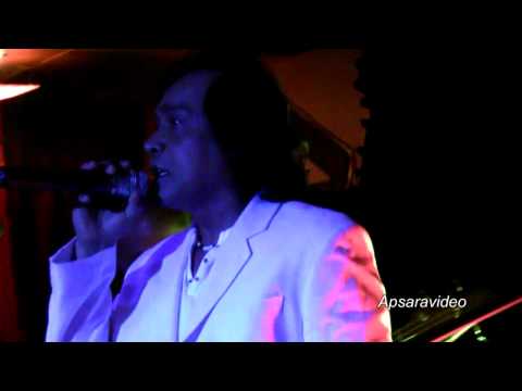 Chaiya  is singing a classic Bossa Nova beat "Oh Steung Sangke" at Golden Villa Restaurant