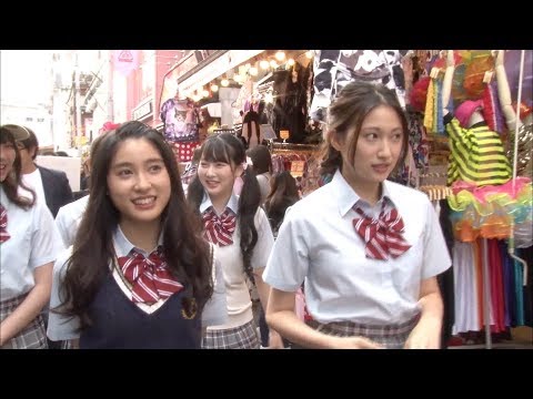 土屋太鳳&大野いと、制服姿で竹下通り登場！映画『兄に愛されすぎて困ってます』