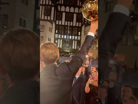 🔥 Harry Kane célèbre avec les fans à l'extérieur du théâtre ! #harrykane #ballondor
