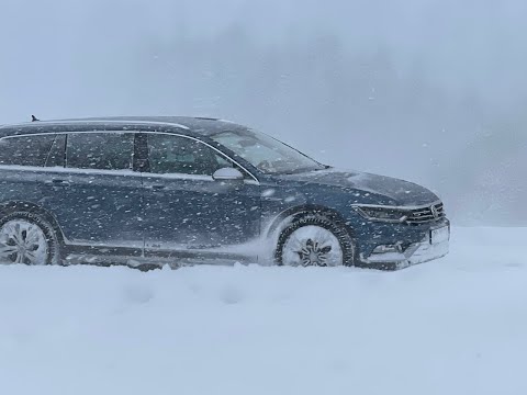 Passat B8 Alltrack in the snow - rescuing a Toyota Land Cruiser