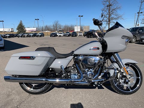 2024 Harley-Davidson<sup>®</sup> Road Glide® Atlas Silver Metallic – Black Finish