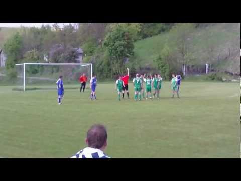 Taniec na rurze i gol w meczu Iskra Pałecznica - Cobra Wężerów