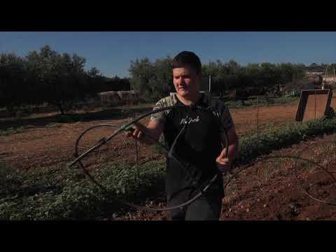 En Miquel Montoro prepara l'hort per sembrar cols - Uep IB3