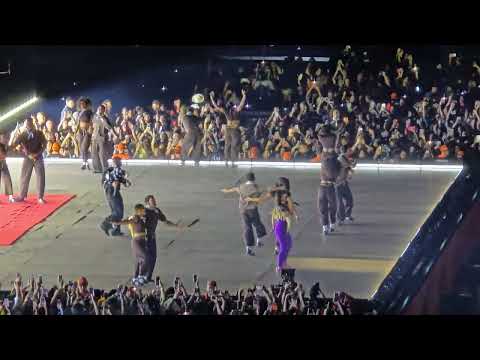 BAD BUNNY & Bomba Estéreo EN AMOR en Medellín con Ojitos Lindos — Momento Emotivo e Íntimo