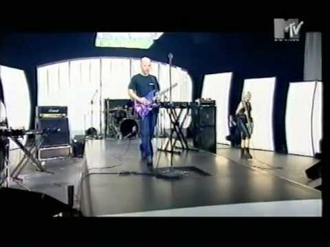 Moby - Bodyrock (Live MTV sonic) 1999