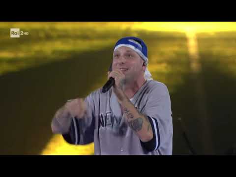 Clementino live allo stadio Diego Armando Maradona per la festa scudetto del Napoli
