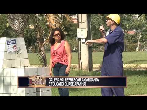 Pessoal quer se refrescar e fica de estômago embrulhado quando descobre que a água vem do esgoto