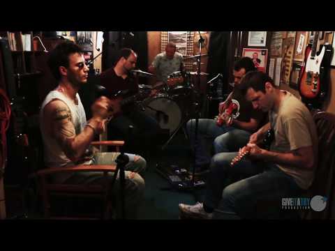 ŠINOBUSI - Ljubav i dalje diše (live at prostorija)