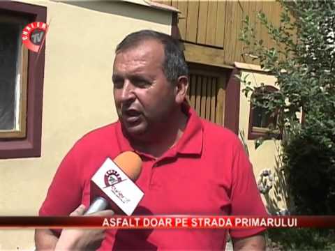 Localnicii din Boteni nu se pot bucura de apa, dar nici de drumuri bune.