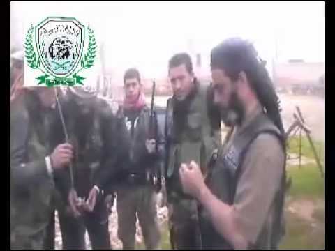 تجهيز صاروخ محلي الصنع من قبل عناصر لواء درع الشام في محافظة حلب