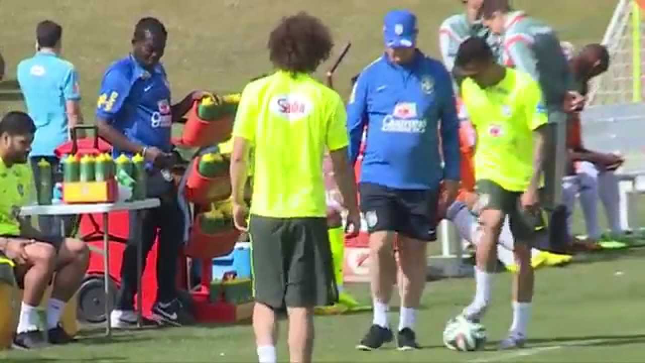 Watch Now Übles Foul! Luiz Felipe Scolari tritt Dani Alves | FIFA Fußball-Weltmeisterschaft 2014 Brasilien Übles Foul! Luiz Felipe Scolari tritt Dani Alves | FIFA Fußball-Weltmeisterschaft 2014 Brasilien