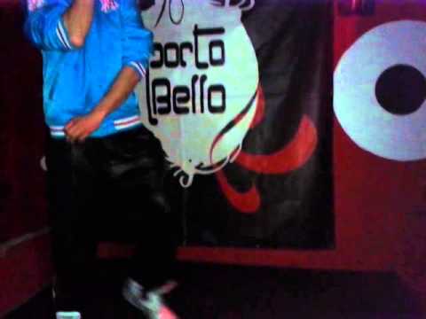 Entrada al escenario de Kofy y Gozhen en Darro