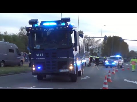 Veel Politie, en ME, met spoed tijdens KNVB Bekerfinale Ajax PSV de Kuip in Rotterdam Deel 2