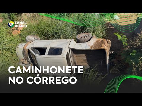 Caminhonete cai dentro de córrego no centro de Pontes e Lacerda