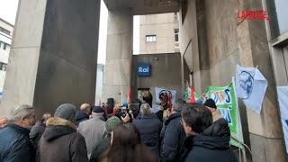Rai, mobilitazione dei lavoratori sotto la sede di Corso Sempione a Milano: il video