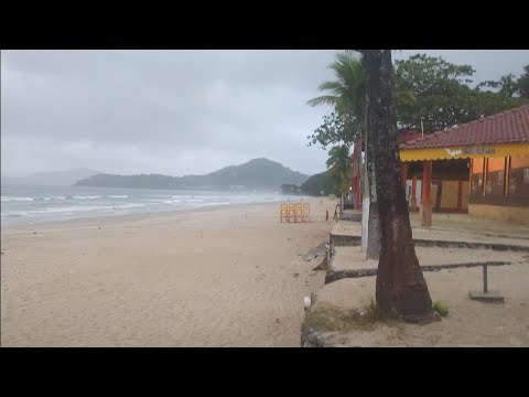 Choveu de madrugada em Ubatuba SP nessa terça feira 14/05 dia nublado na praia grande