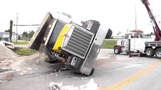 preview picture of video 'Recovery of dump truck from a non-injury MVC in Sonora, Kentucky. 9/12/2014'