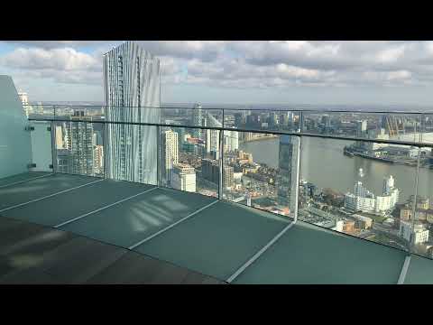 London Canary Wharf E14, 1 bedroom duplex bachelor style apartment with huge terrace for rent.