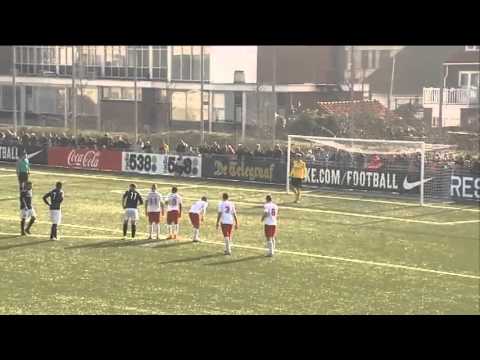 Noordwijk-keeper Edwin van der Sar keert de strafschop van Jorn van Lunteren