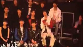 FANCAM {OnKey VN} onew ask key sitting together