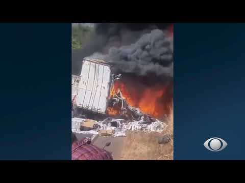 ACIDENTE ENTRE CARRETAS DEIXA MORTOS E BLOQUEIA BR 153 EM COLINAS DO TOCANTINS