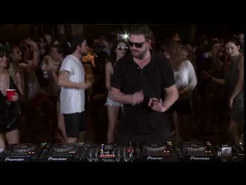 Synchronised vibing (Solomun - Boiler Room)