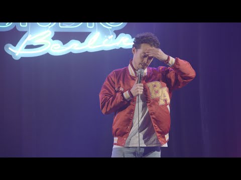 Kamera im Schlafzimmer - Aurel Mertz | Comedy Studio Berlin