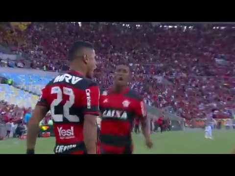 Golaço em um chute no ângulo do goleiro depois vacilo do zagueiro [30/04/2017]