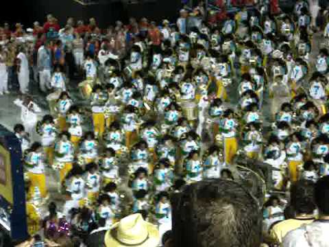 Bateria da Viradouro 2008 entrando no recúo