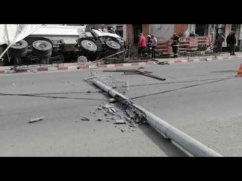 O autobasculanta incarcata cu pietris s-a izbit intr-o casa din Frasin 5 5 2021