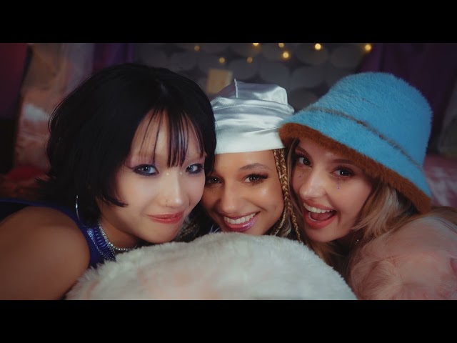AGNES、ASAMI、LARISSAによるグローバルガールズグループ【SWEET REVENGE】2ndシングル「MU-CHU」Music Video公開!Y2Kのギャルファッションと日本のストリートファッションでカワカッコイイ”世界観を表現! 2 YouTubeサムネイル