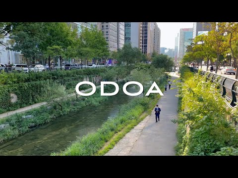 Dia de verão em Sejong-Daero 세종대로 de Gwangtongyo no distrito de 종로구 Jongo, Seul, Coreia do Sul