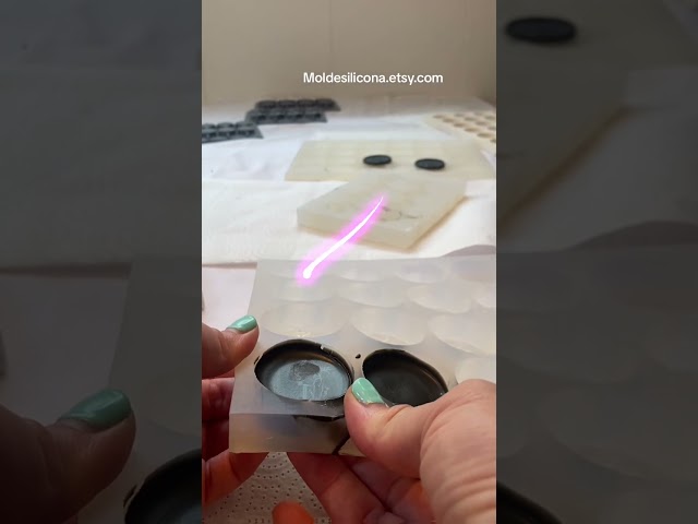 Vídeo relacionado con QZDAFFIC 2 moldes de silicona para chocolate, 12 dibujos animados, serie de animales, molde de chocolate, molde de silicona antiadherente 3D de animales, moldes de silicona para hornear pasteles y