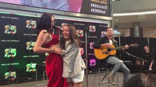 Noah Cyrus invites fan on stage during &quot;Stay Together&quot;! (LIVE)
